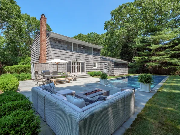 8 Hands Cir, East Hampton, NY 11937