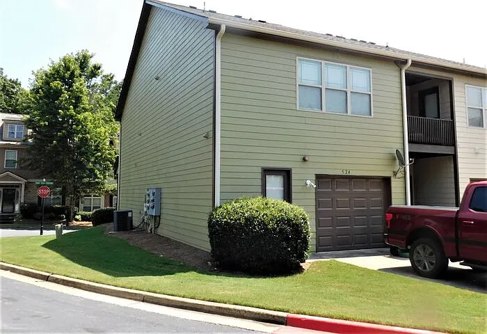 3 bed, 2.5 bath, 1837 sqft, $1,995 — Photo 2