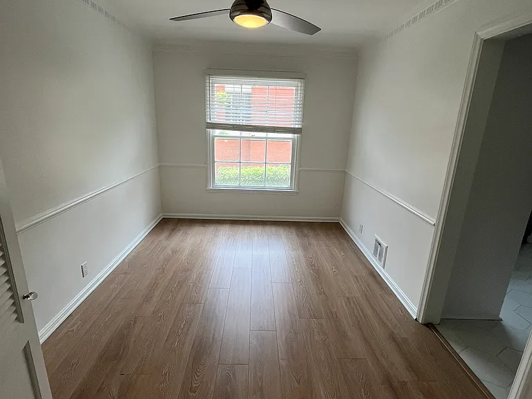 410 1/4 Shirley Pl — Photo 12