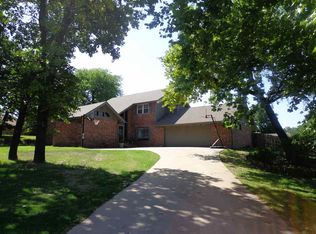 102 Road Runner Dr, Ponca City, OK 74604