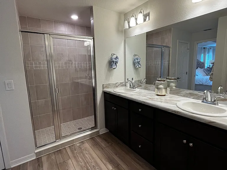 Double sinks/Shower View