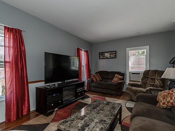 4th image of 694 Eastlawn St