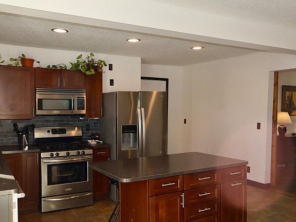 4th image of 615 Rice St W