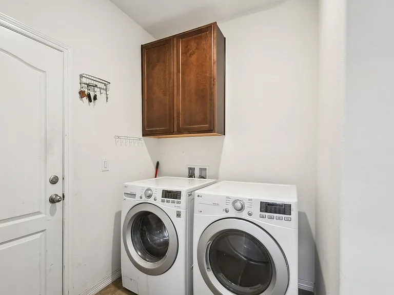 8910 Azalea Ct — Photo 22