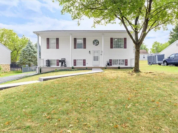 1210 Foxhill Dr, Salem, VA 24153