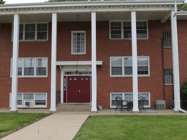 1320 Maple Dr #4, Peru, IL 61354