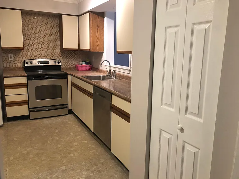 131 Caernarvon Ct — Photo 11