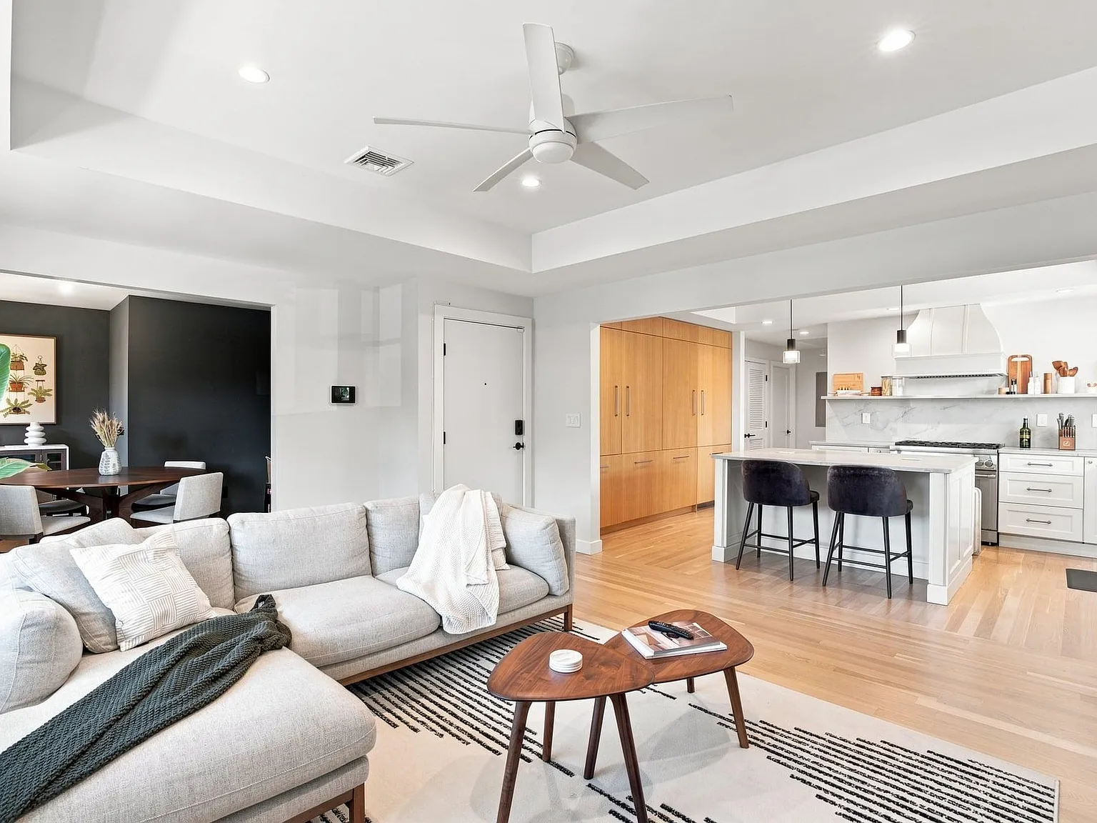 2 bed, 2.0 bath, 1550 sqft, $4,500 — Photo 3
