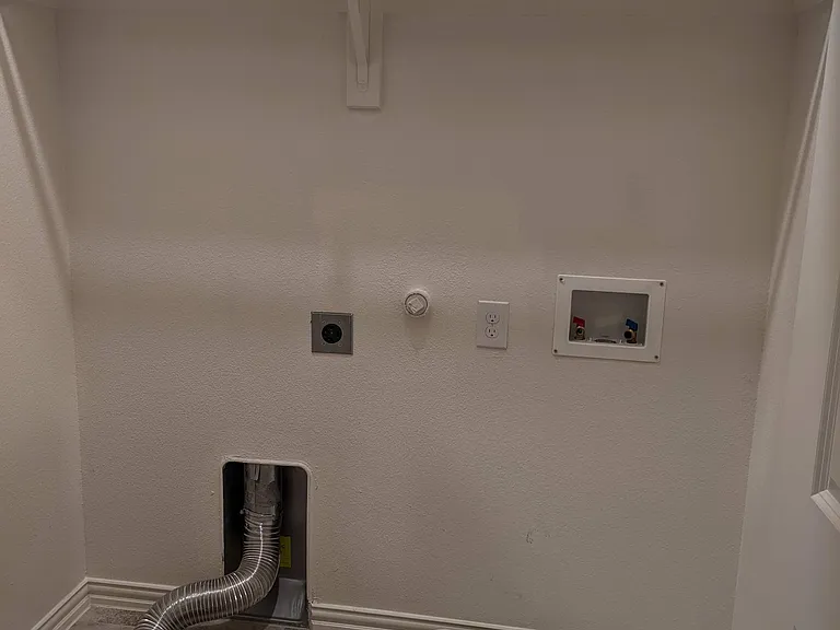 2571 Sarah Ln — Photo 15