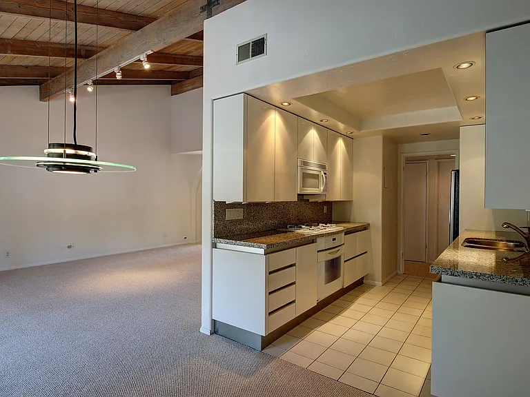 2630 State St #6 — Photo 15