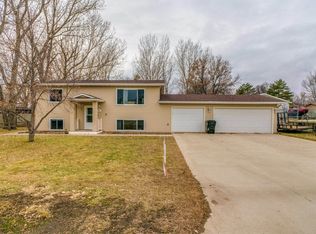 1514 E Blossom Dr, Menoken, ND 58558