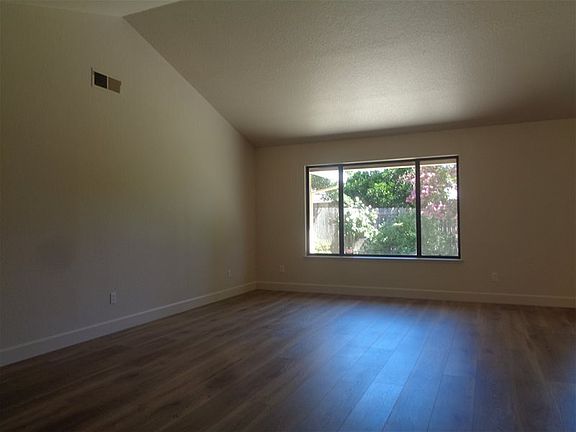 4th image of 911 Mariposa Dr