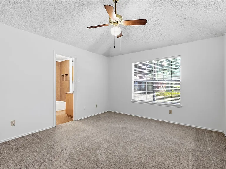 559 Lee Dr — Photo 8
