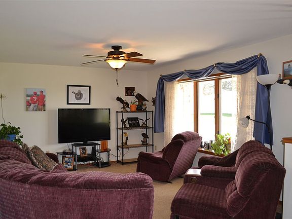 3rd image of 870 Parkview Dr