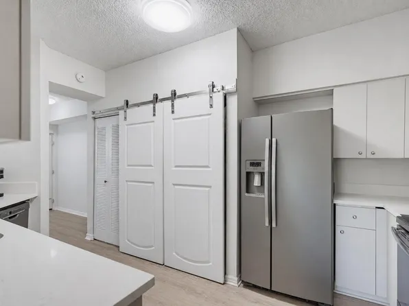350 Crestwood Cir APT 306, Royal Palm Beach, FL 33411