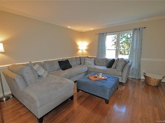 3rd image of 913 Evian Ln