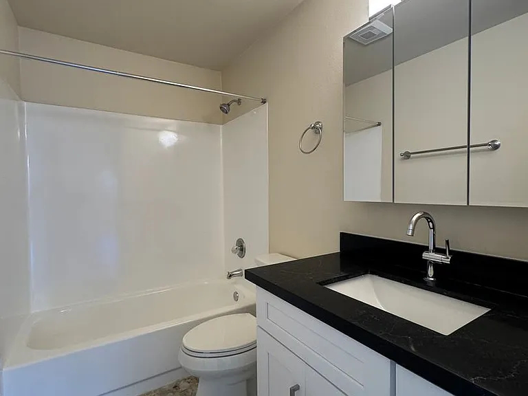 Hudson Square Apartments — Photo 6