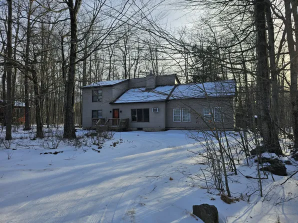 7152 Winnebago Dr, Pocono Lake, PA 18347