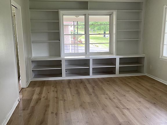Large room with new remote controlled ceiling fan and lots of built ins. internet and lots of plugs