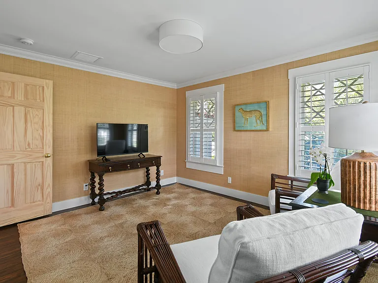 300 Buckingham Rd — Photo 40