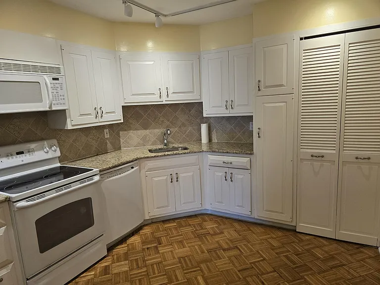 Eat-In Kitchen