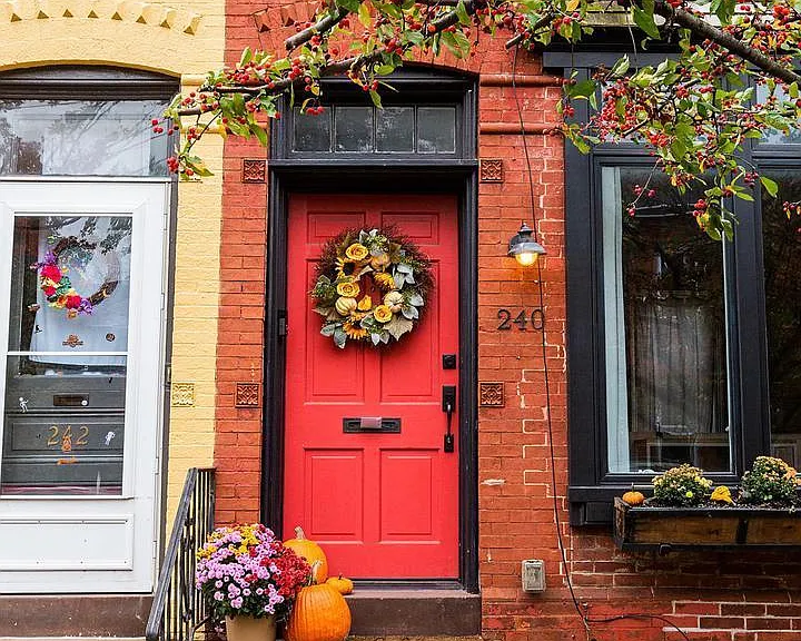 240 E Walnut St — Photo 1