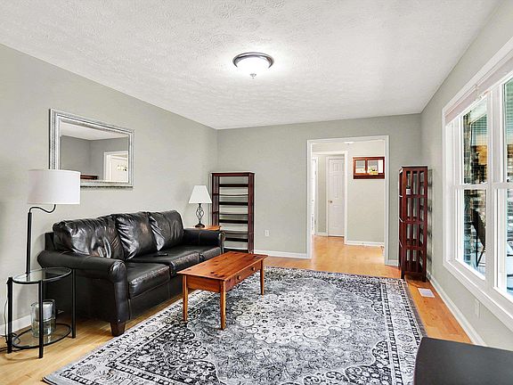 3rd image of 1905 E Kensington Pl