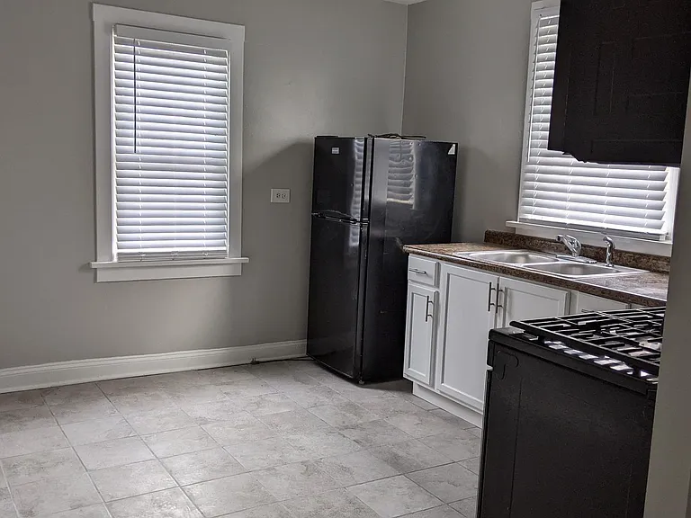 2507 N Lotus Ave — Photo 2