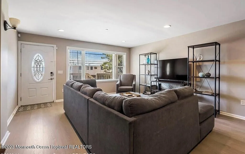 3 bed, 1592 sqft, $2,400 — Photo 3