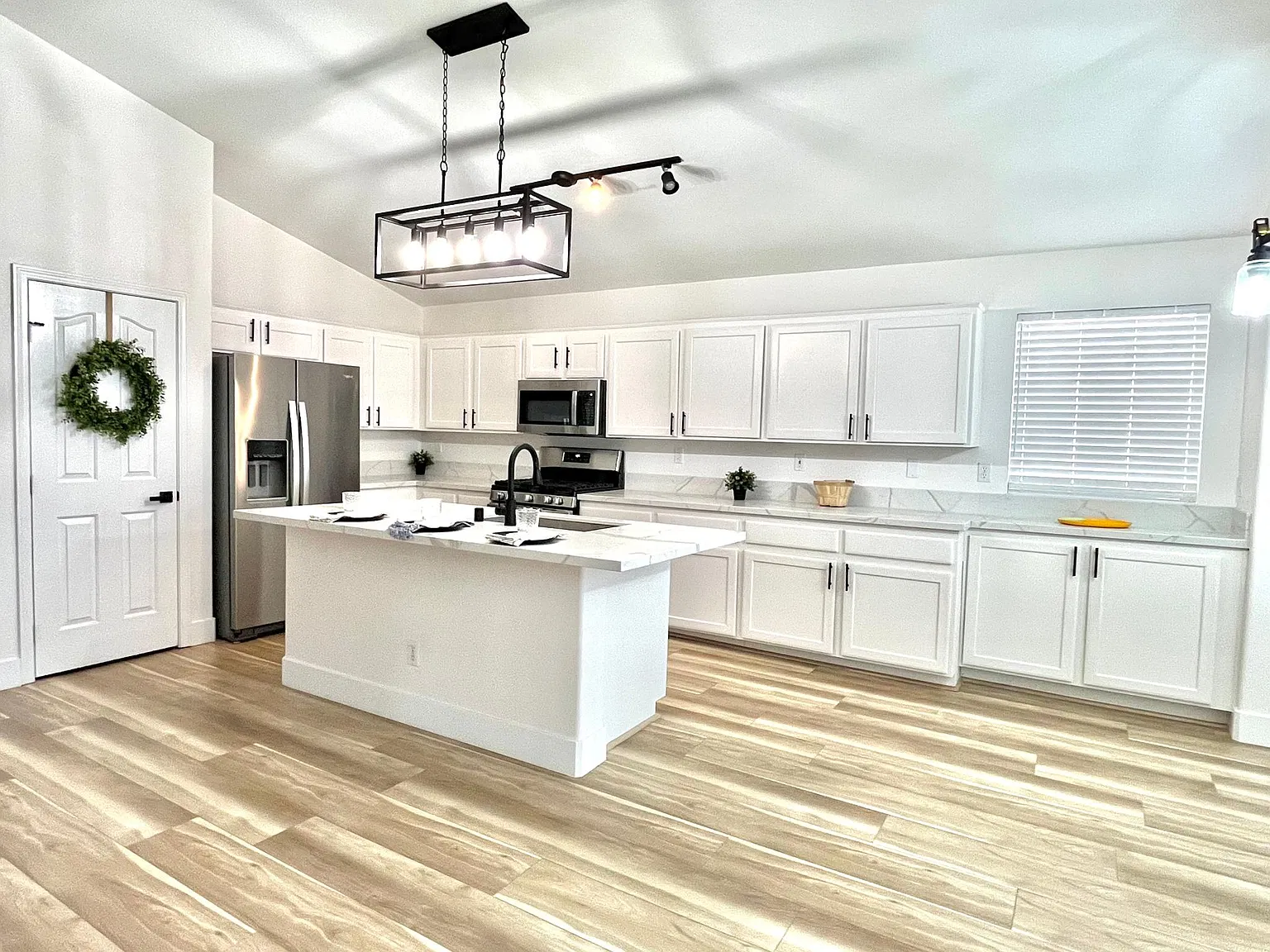 5 bed, 2911 sqft, $3,200 — Photo 2