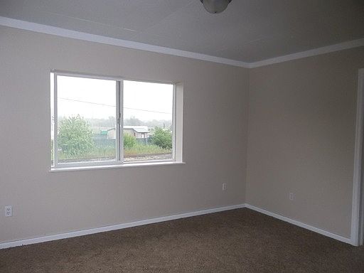 3rd image of 8 SE Grace Ave