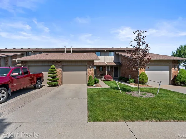 7214 Harbor Dr, Algonac, MI 48001