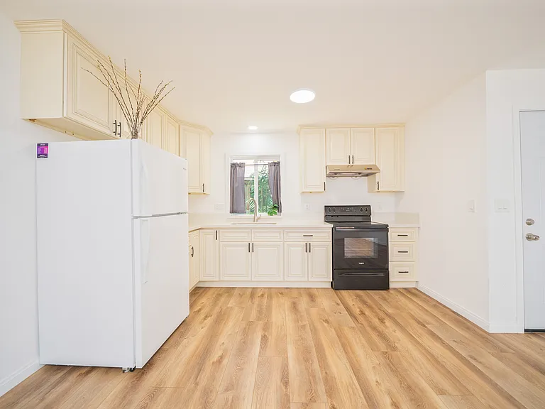 349 E Newman Ave #B — Photo 3