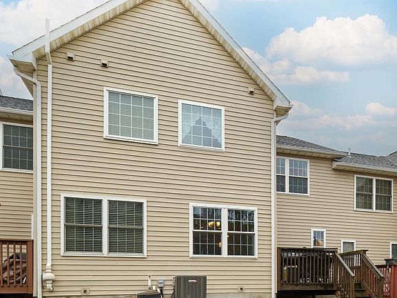 4th image of 137 Quincy Ave