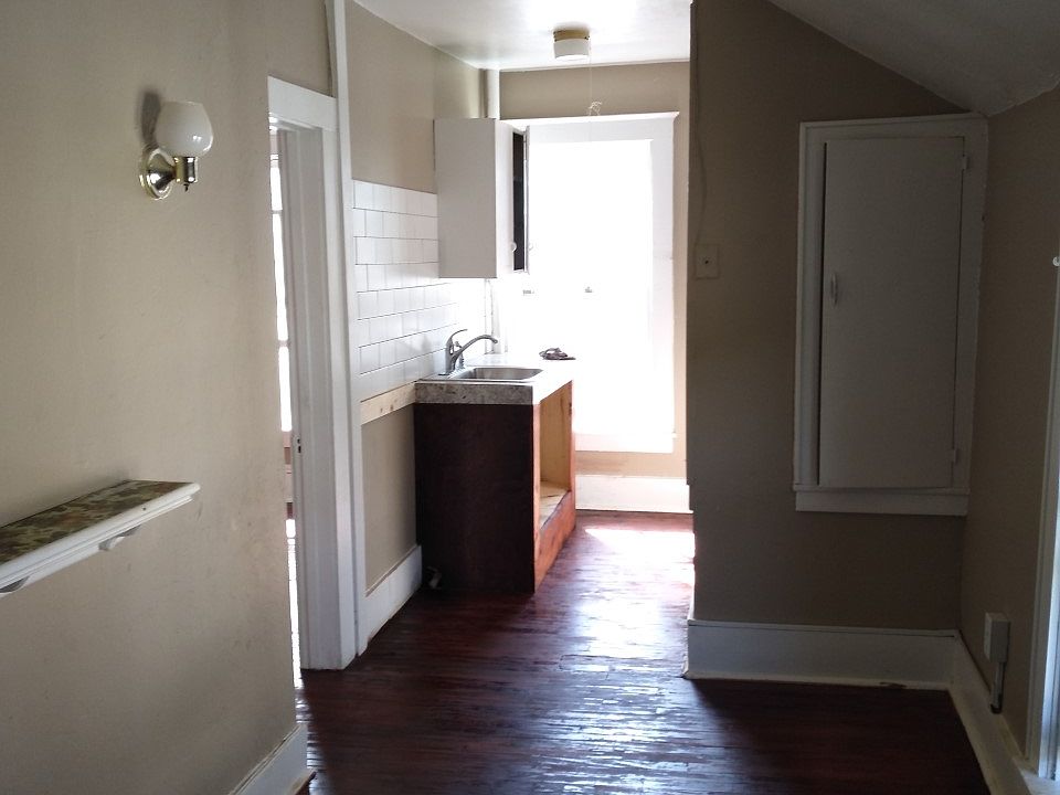 2nd image of 1816 Davenport Ave #4