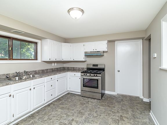3rd image of 17881 W Kewaunee Dr