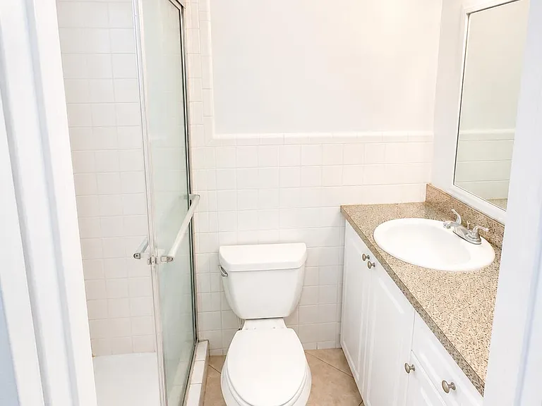 1960 NE 48th St #7 — Photo 2