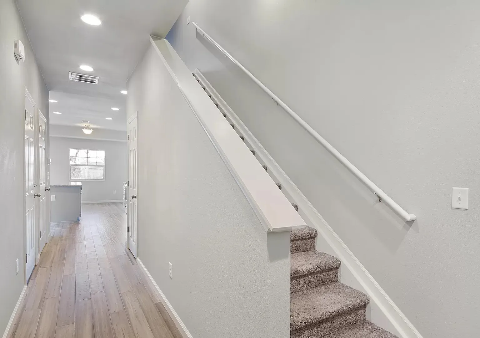 Fabulous 3 bed, 2.5 bath townhome with 1 car garage — Photo 4