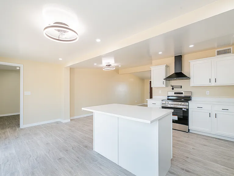 1117 E Illinois St — Photo 13