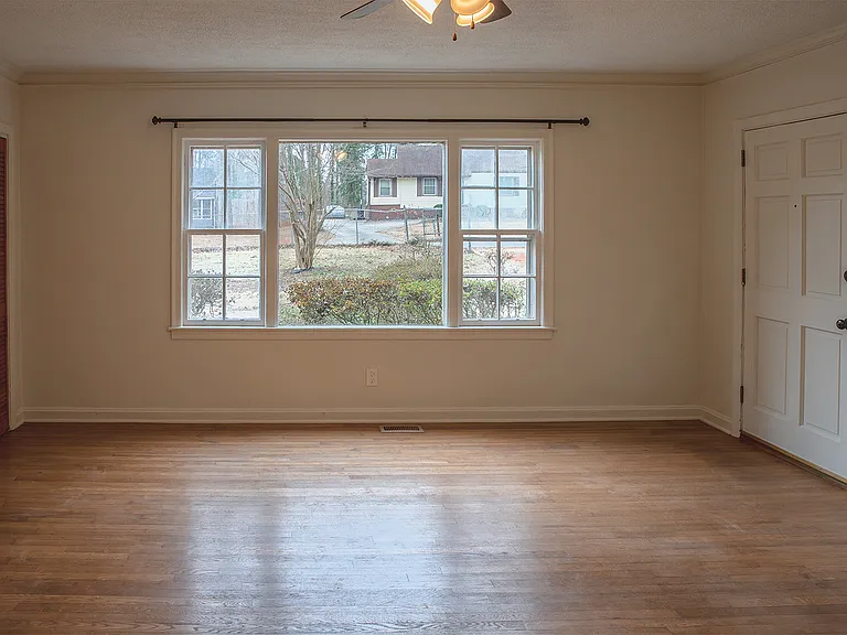 1585 N Columbia Pl — Photo 3