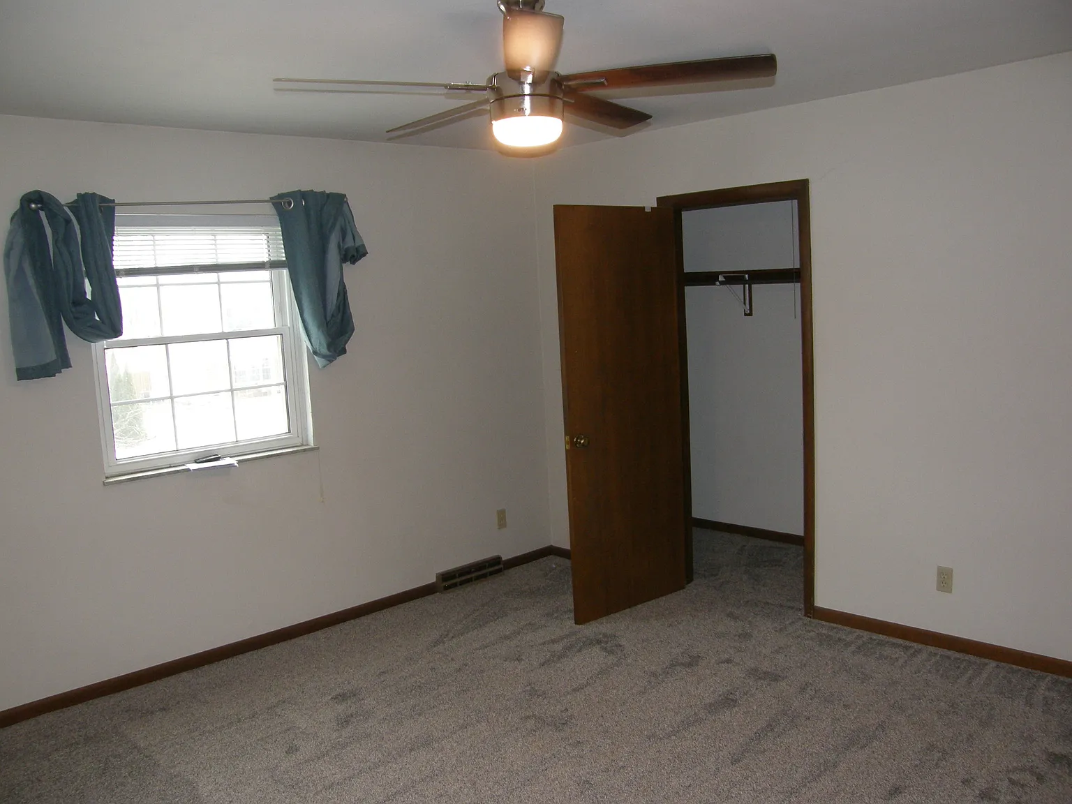 2 bed, 1.5 bath, 1100 sqft, $1,300 — Photo 4