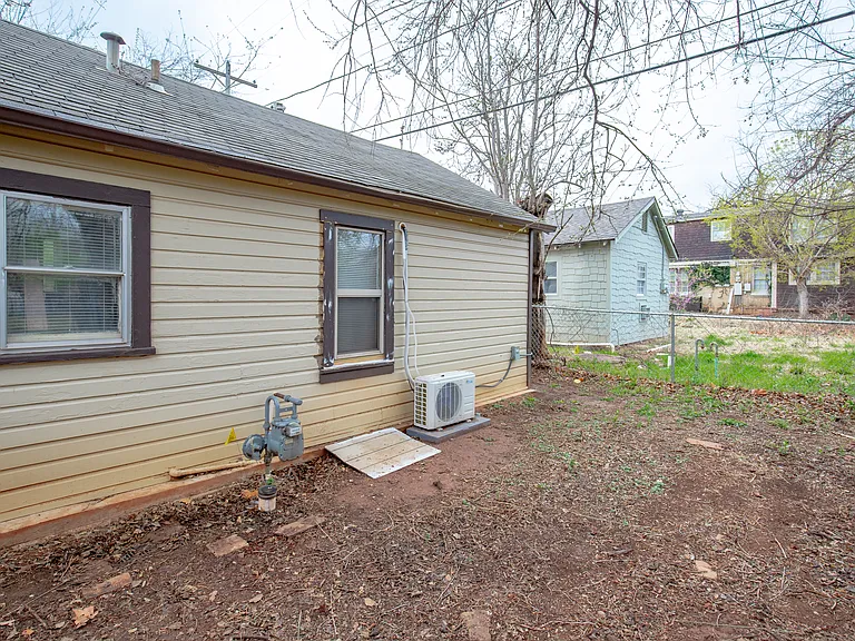 2415 N Linn Ave — Photo 12