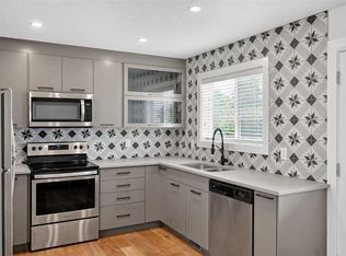 313 W Killarney Glen Ct SW, Calgary, AB T3E7H4