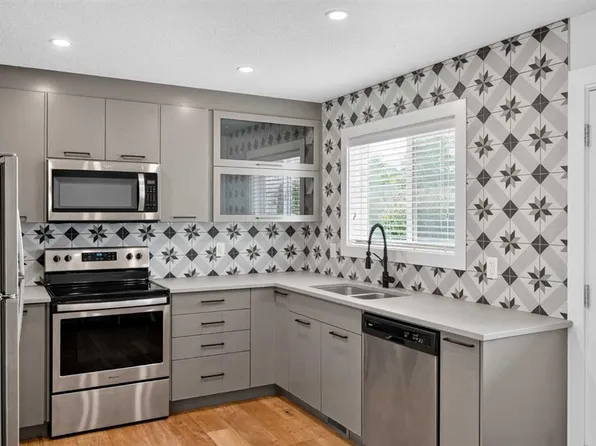 313 W Killarney Glen Ct SW, Calgary, AB T3E 7H4