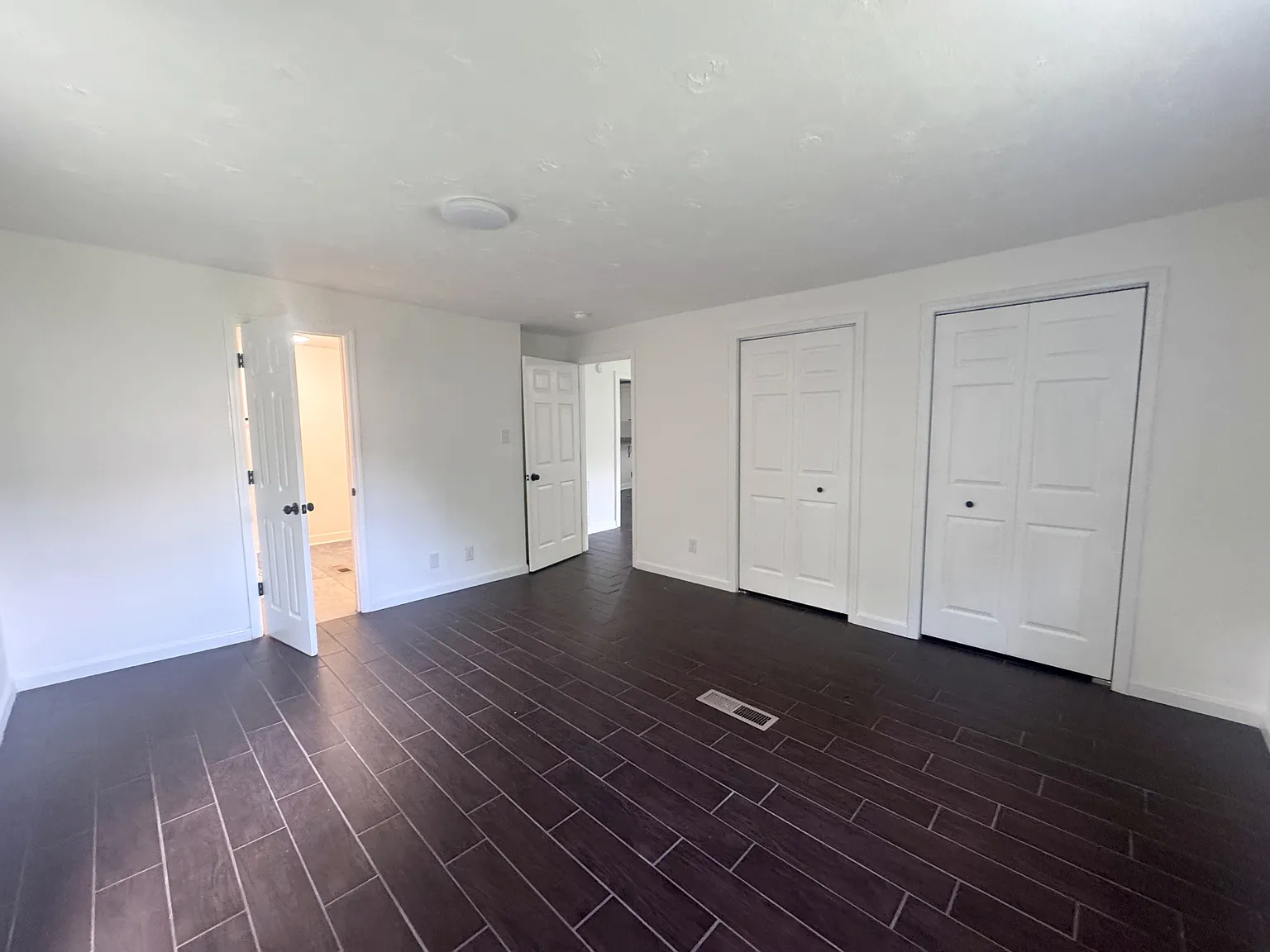 4 bed, 2400 sqft, $2,800 — Photo 2