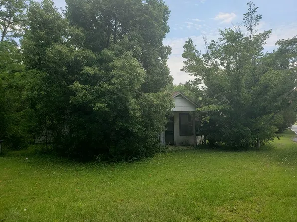403 Auburn Rd, Glennville, GA 30427