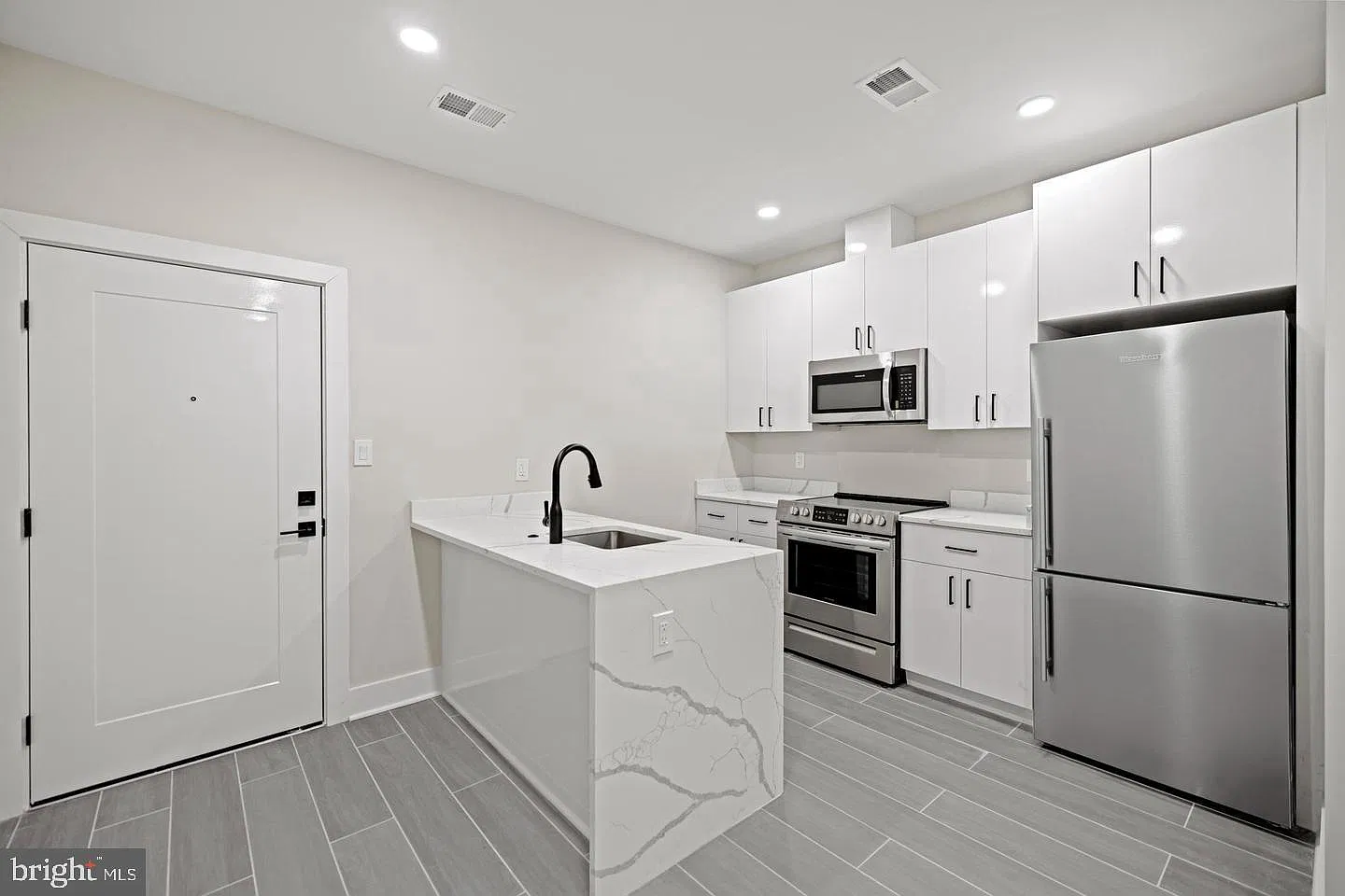 824 18th St NE — Photo 3