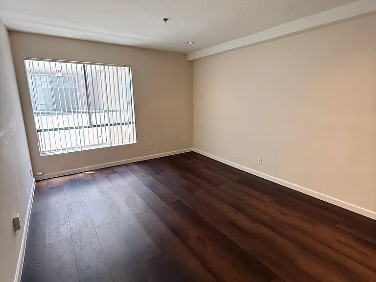 Burton Way Apartments — Photo 20