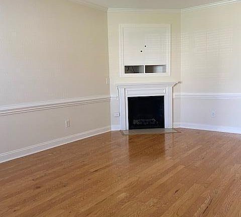 5th image of 1944 Cambria Dr #B
