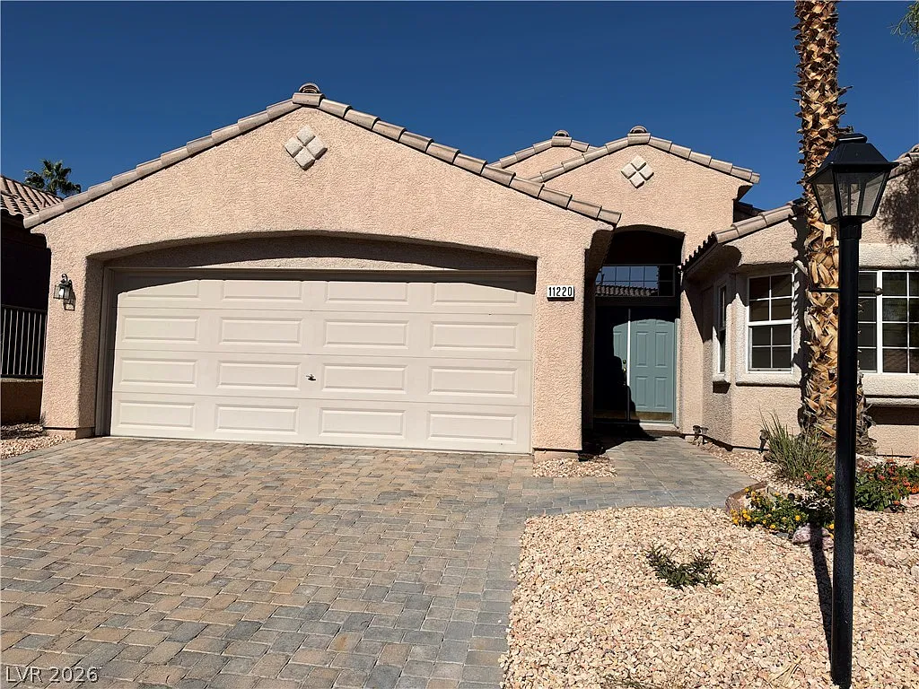 3 bed, 2.0 bath, 1898 sqft, $2,100 — Photo 2